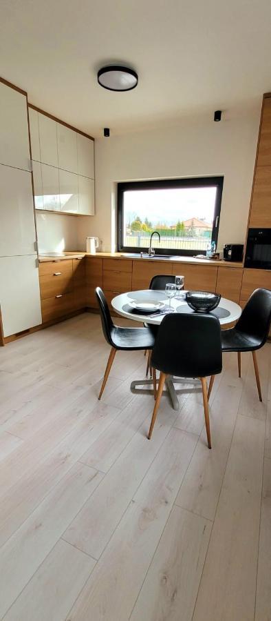Bast 17: Spacious Mandoria Stay with Parking and Terrace Lodz  Exterior photo