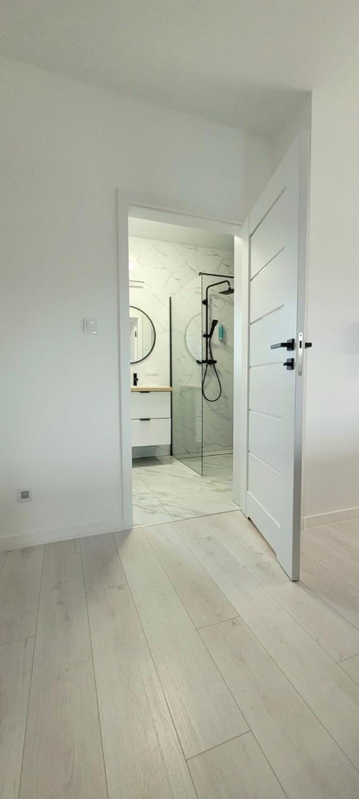 Bast 17: Spacious Mandoria Stay with Parking and Terrace Lodz  Exterior photo