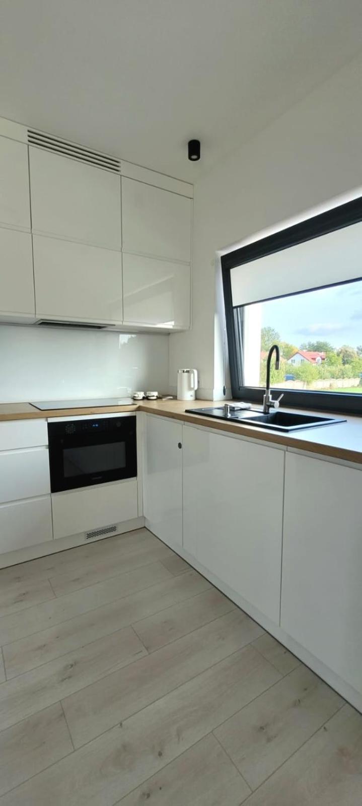 Bast 17: Spacious Mandoria Stay with Parking and Terrace Lodz  Exterior photo