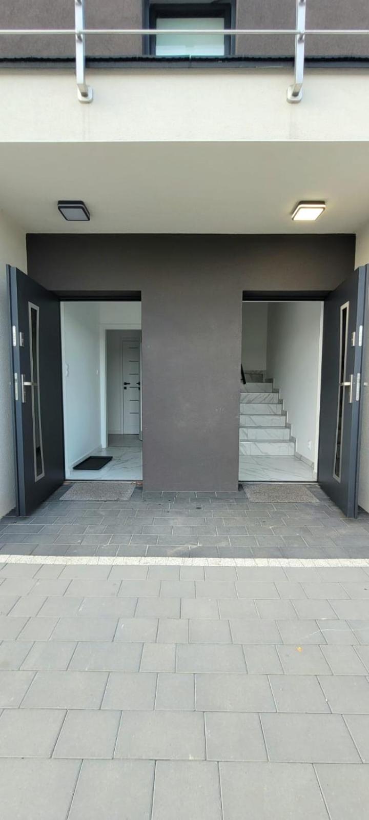 Bast 17: Spacious Mandoria Stay with Parking and Terrace Lodz  Exterior photo